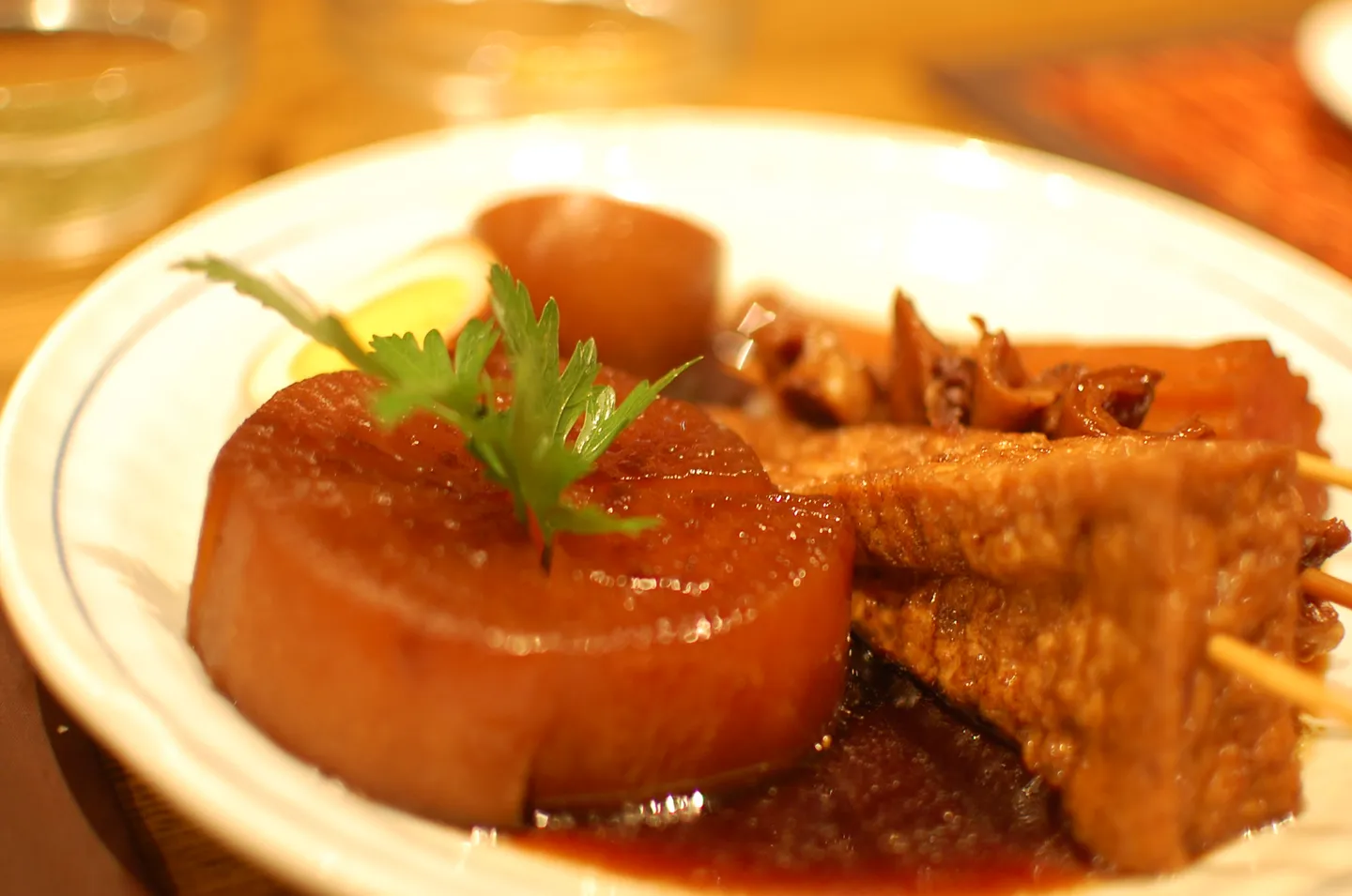 Shizuoka-stil oden med daikon og andre ingredienser.