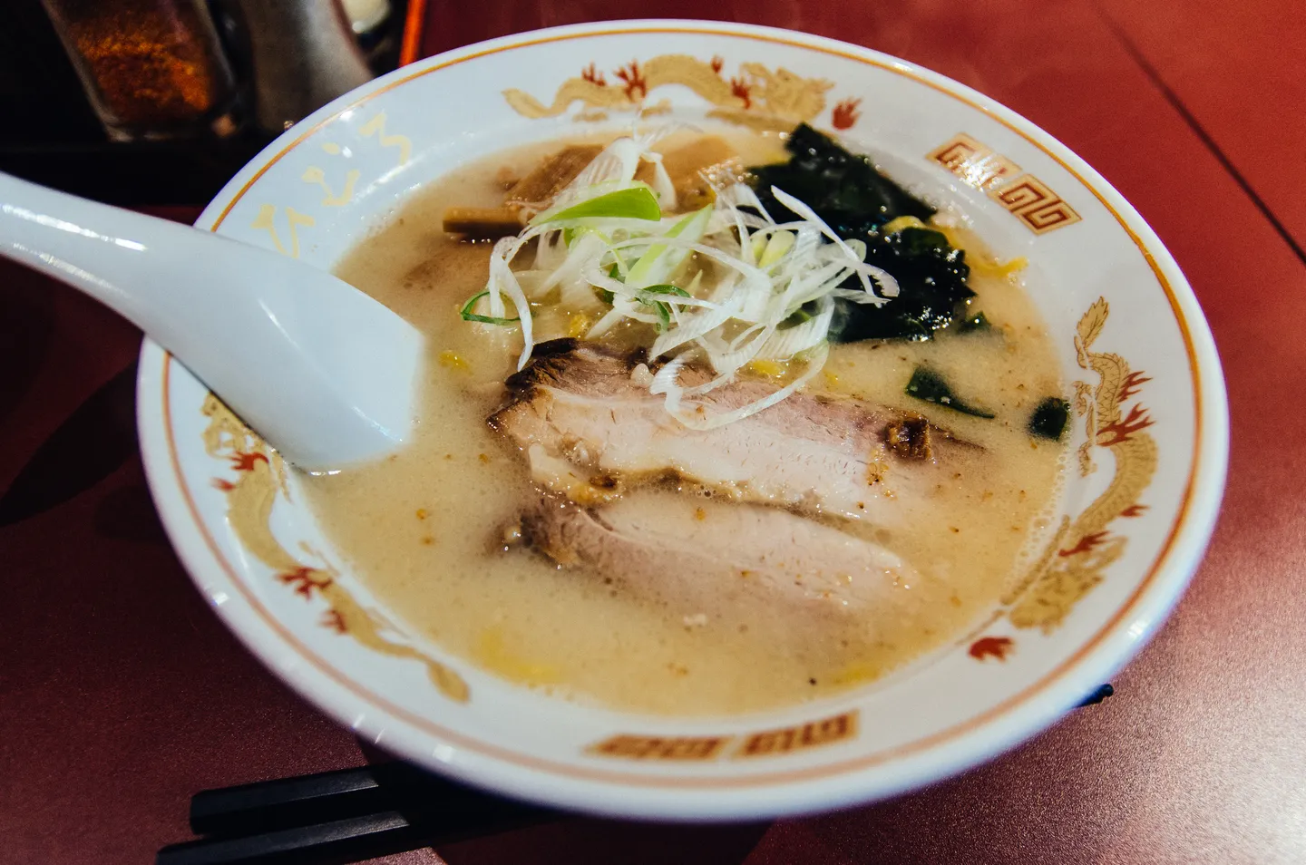 Ramenul shio în stil Hakodate fotografiat la un restaurant din Tokyo.