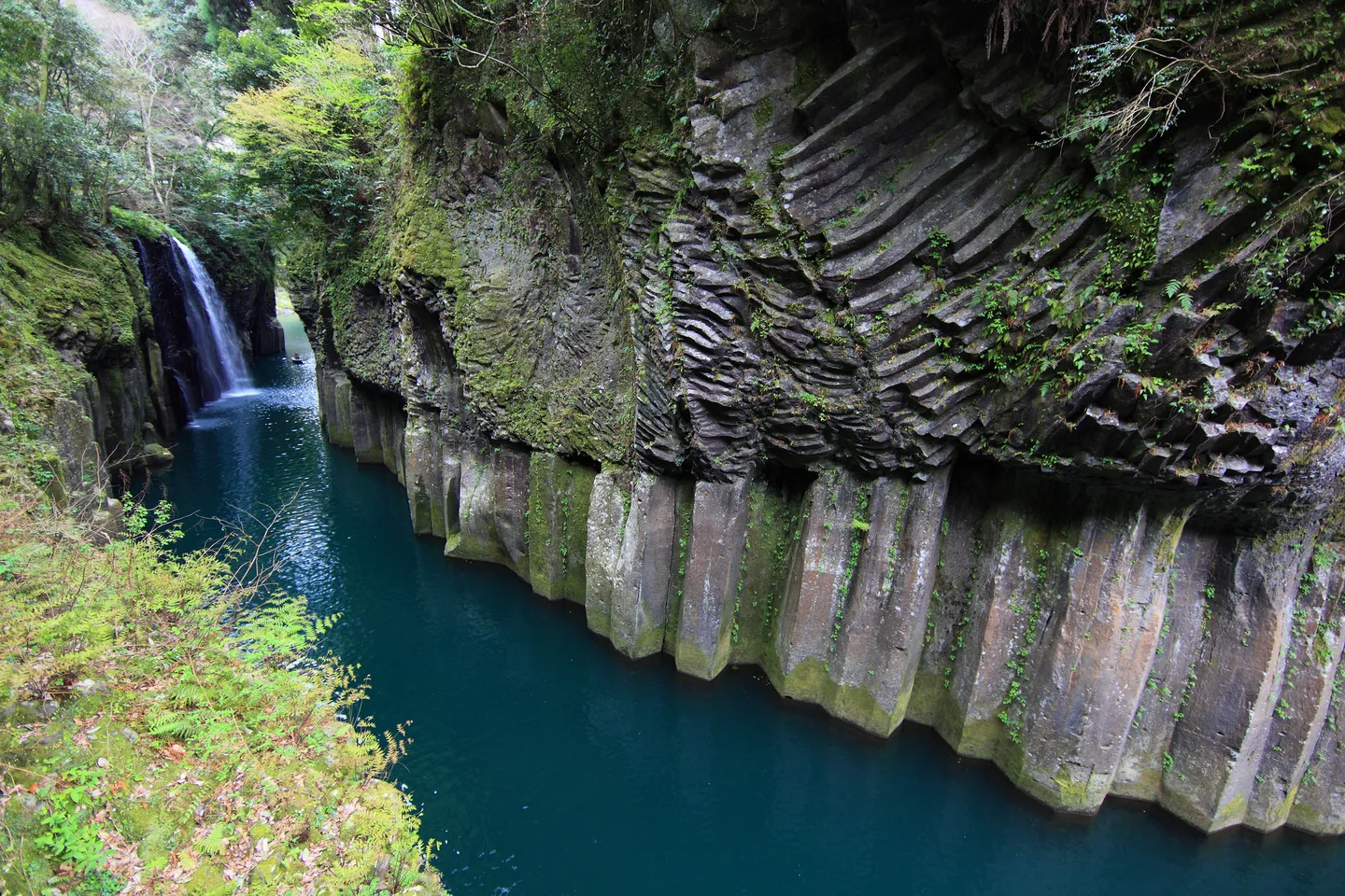 Manai-fallene og søyleformede basaltvegger i Takachiho-kløften, Miyazaki.