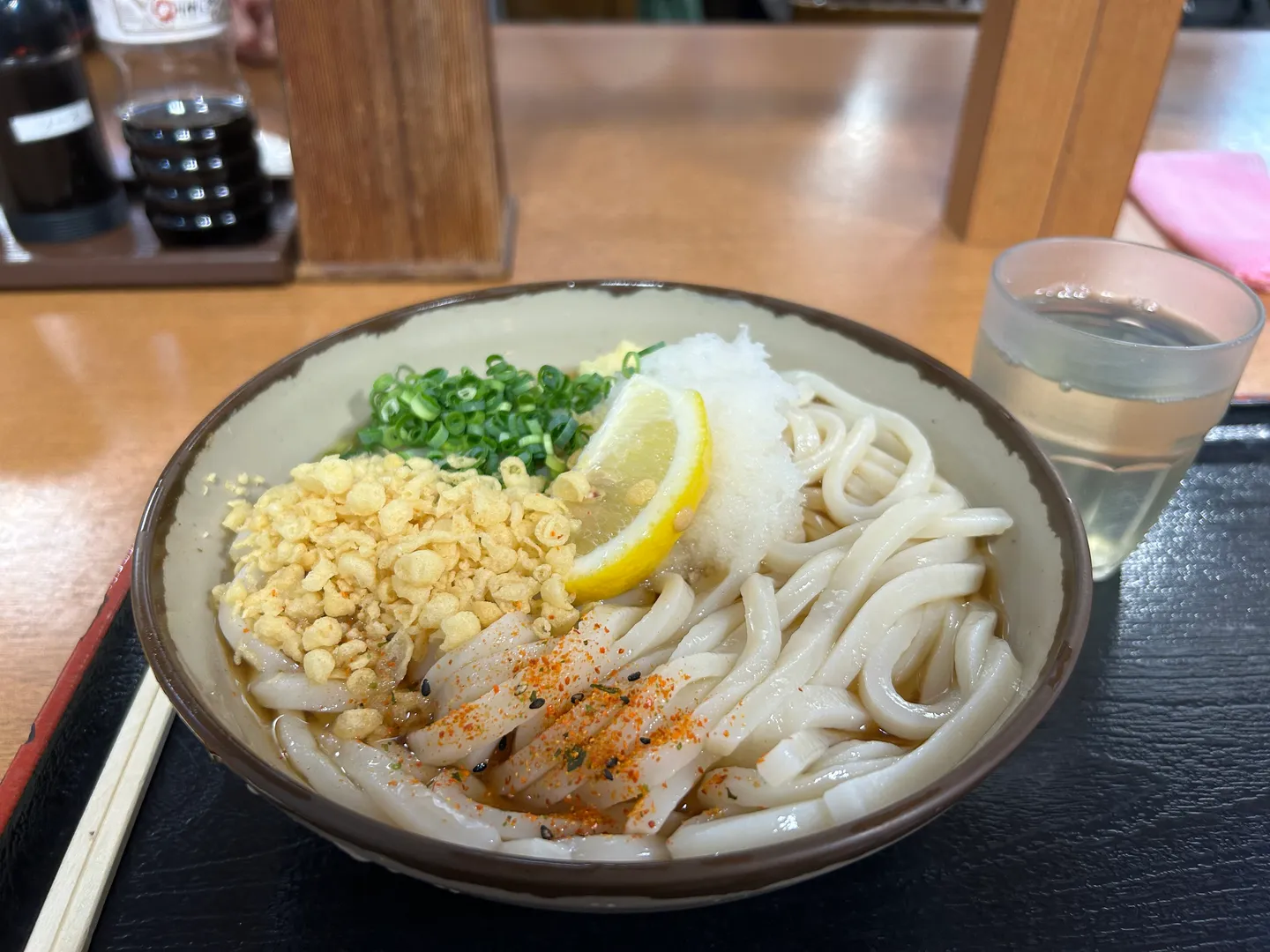 Sanuki udon s citronem a polevou; ilustrační fotografie jídla Kagawa.