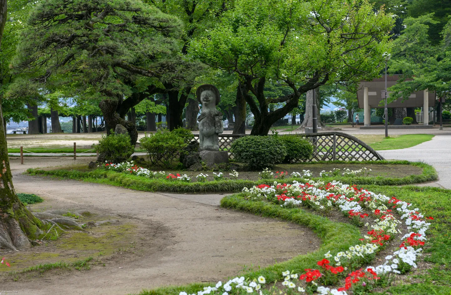 Virágágyások és zöld fák Takasaki, Gunma.