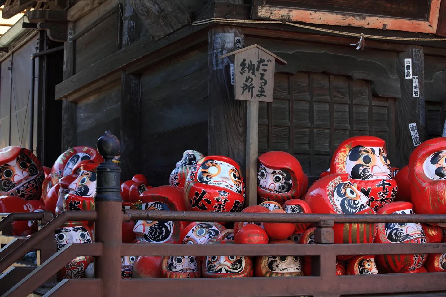 Vörös daruma babák a Shorinzan Darumajiban Takaszakiban.