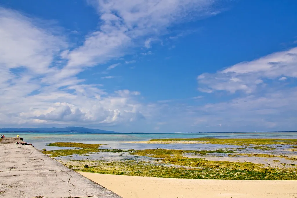 Meer, Sand und blauer Himmel auf der Insel Taketomi.