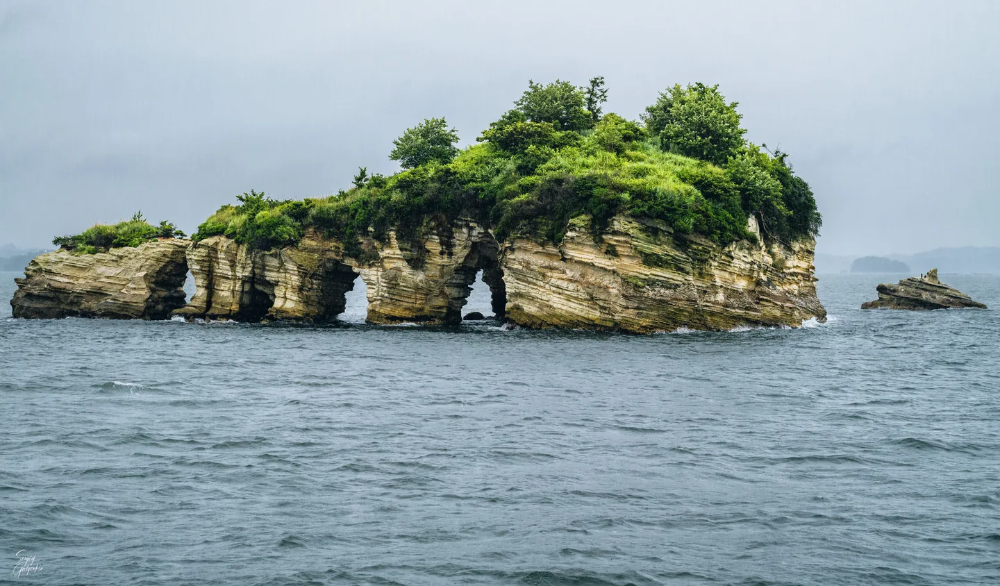 Une île rocheuse dans la baie de Matsushima, dans la préfecture de Miyagi.