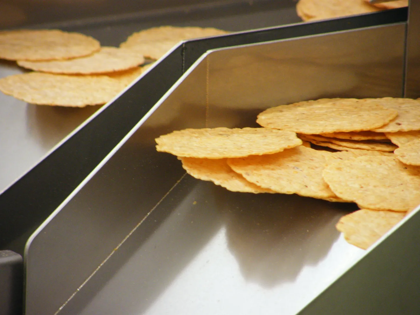 Ebi senbei -katkarapukeksejä tuotannossa, jotka kuvaavat Chitan niemimaan erikoisuutta.