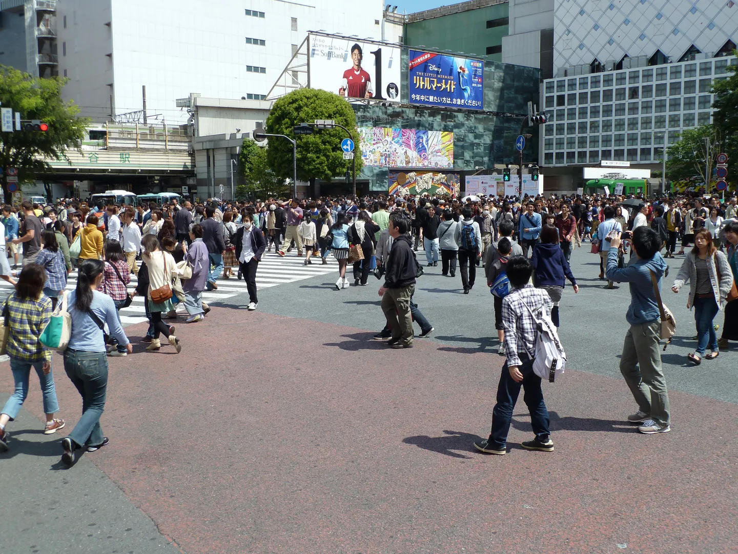 Besøgende ved Shibuya-krydsningen i Tokyo.