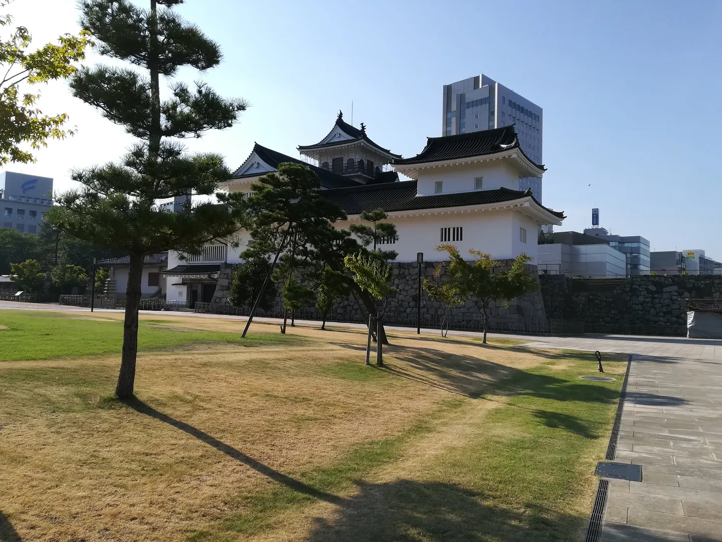 Toyama slott och dess omgivande park.