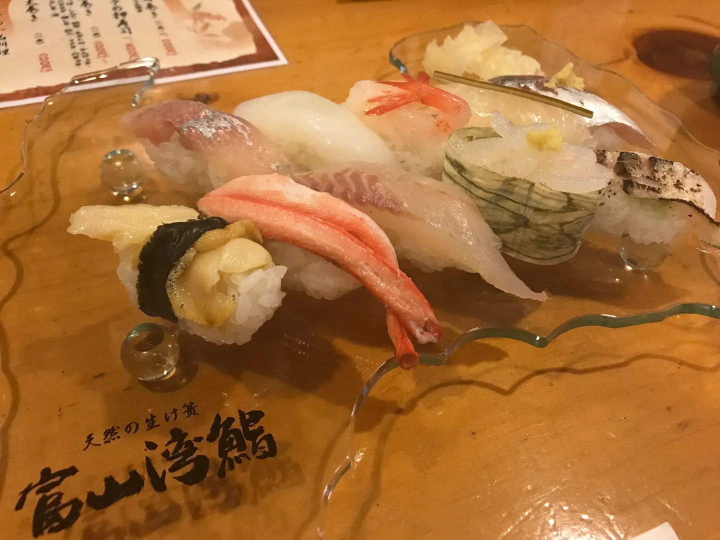 Ett urval av sushi fotograferad i Toyama.