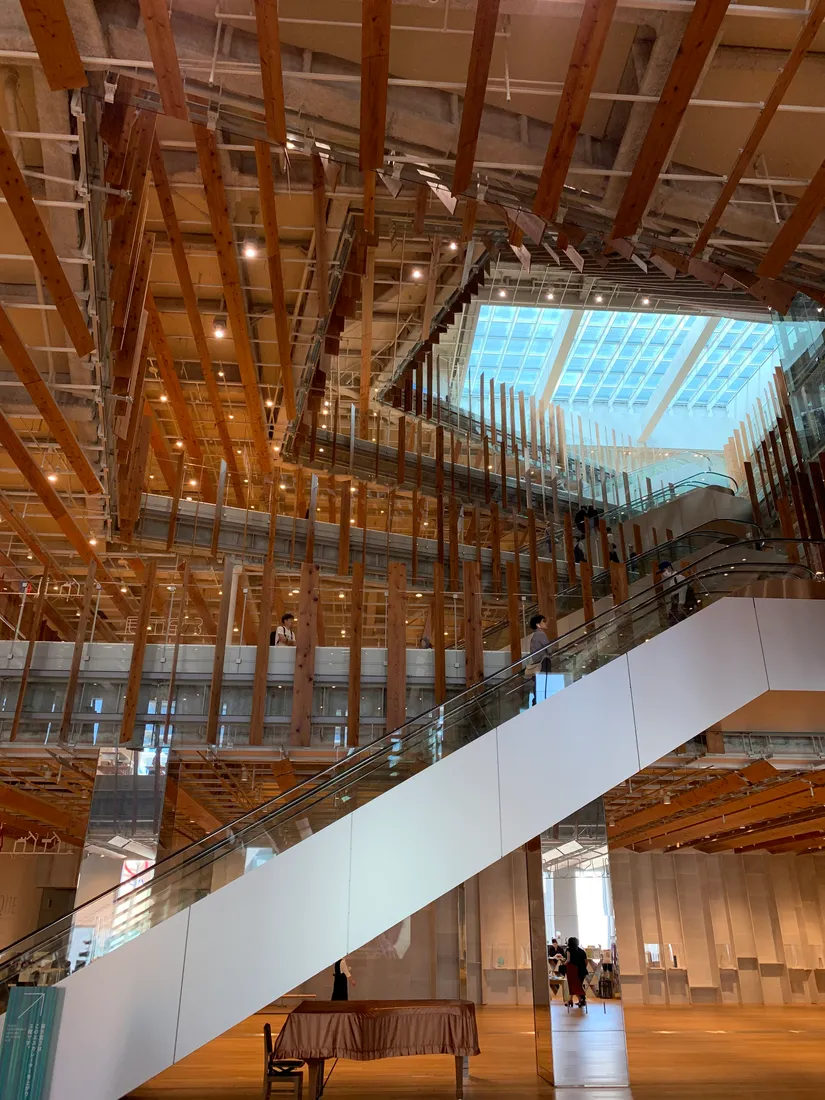 Trä interiören i TOYAMA Kirari, hem till Toyama Glas konstmuseum.