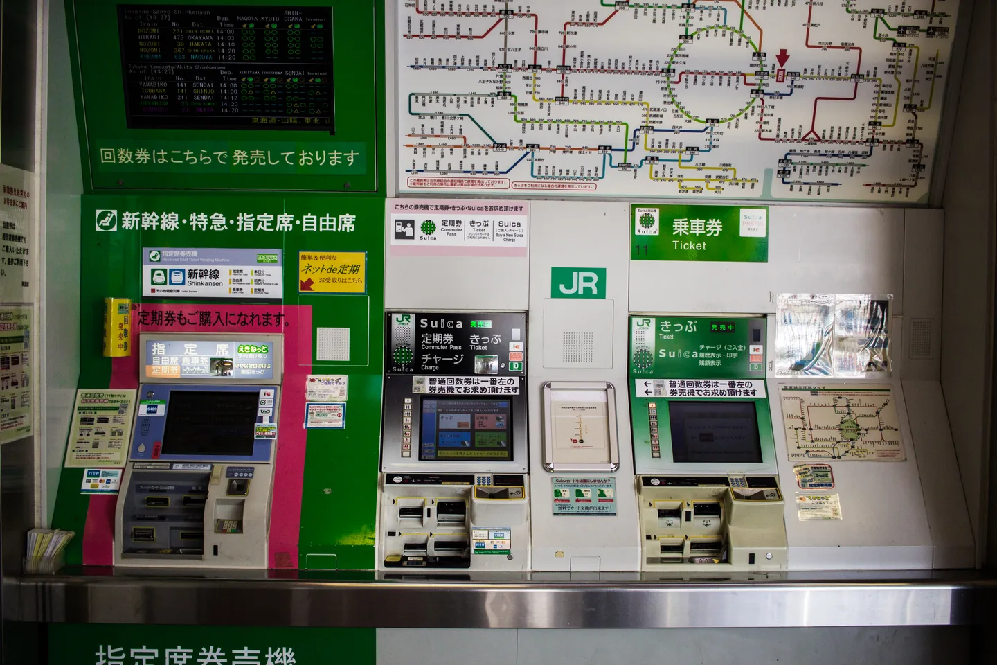 JR-Ticketautomaten und eine Routenkarte in Tokio.