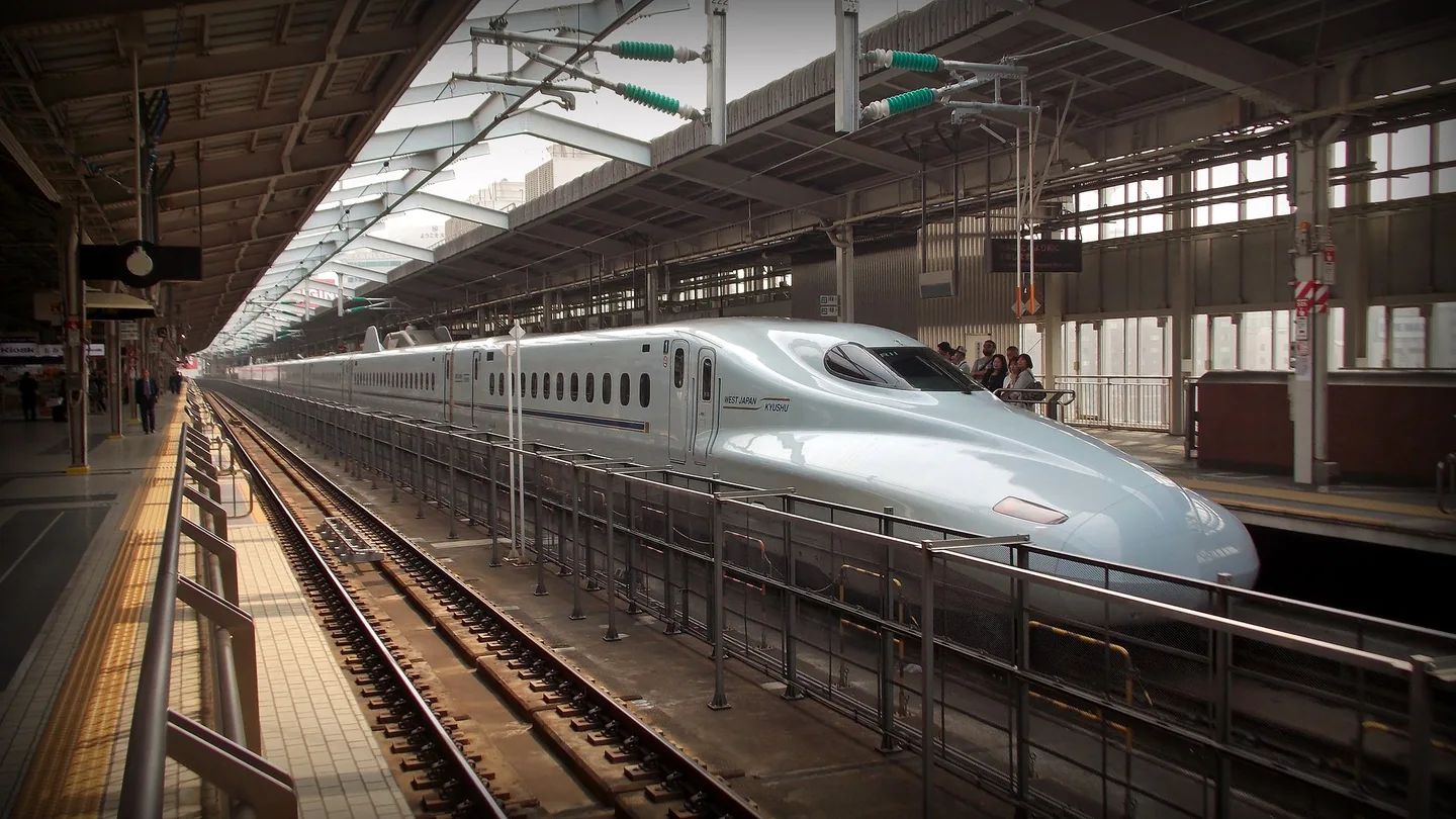 Ein Shinkansen der Baureihe N700 am Bahnhof Shin-Osaka.