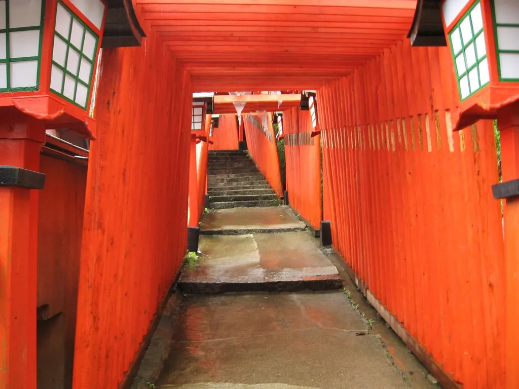 Eine Treppe mit roten Torii am Taikodani Inari Schrein in Tsuwano gesäumt.