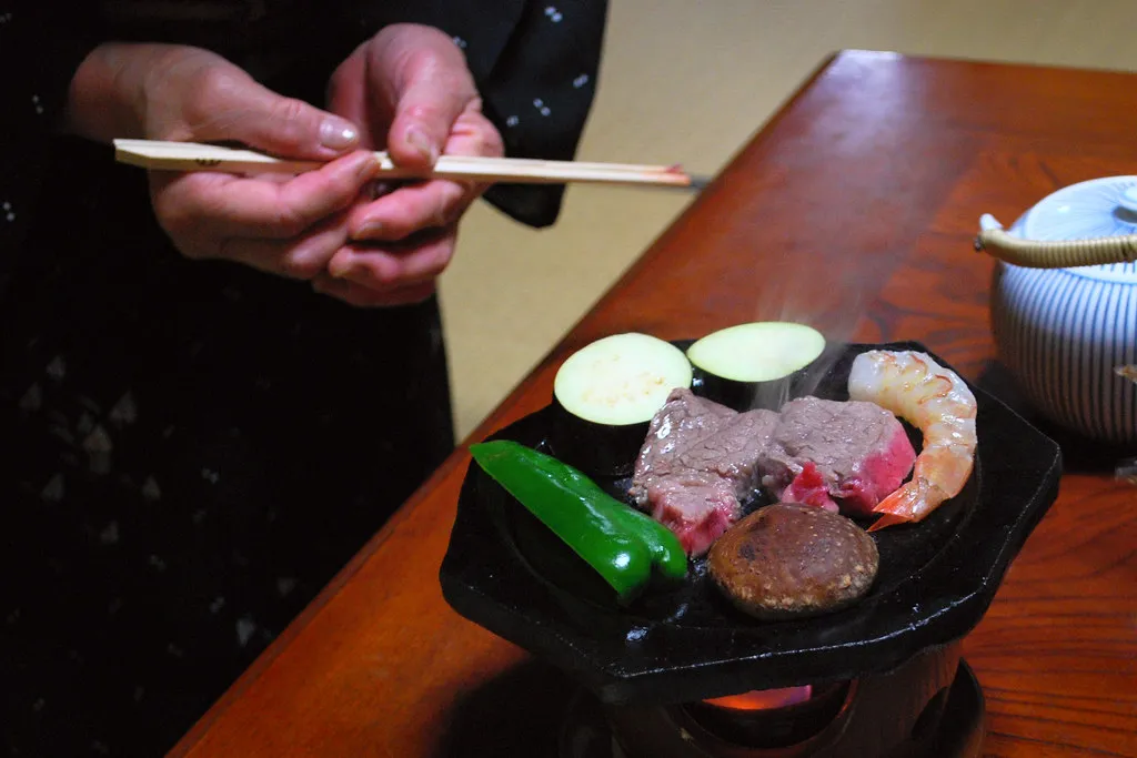 Fleisch und Gemüse serviert als Teil einer Mahlzeit in Tsuvano.