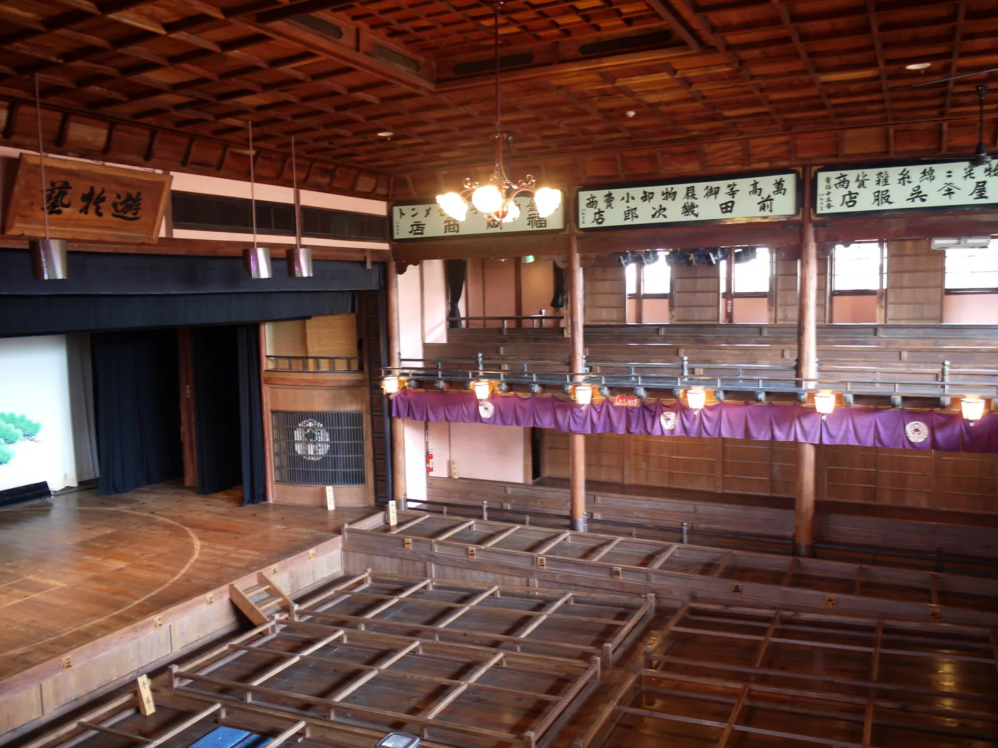 Træinteriøret i Uchiko-za-teatret i Uchiko, Ehime, fotograferet før restaurering.