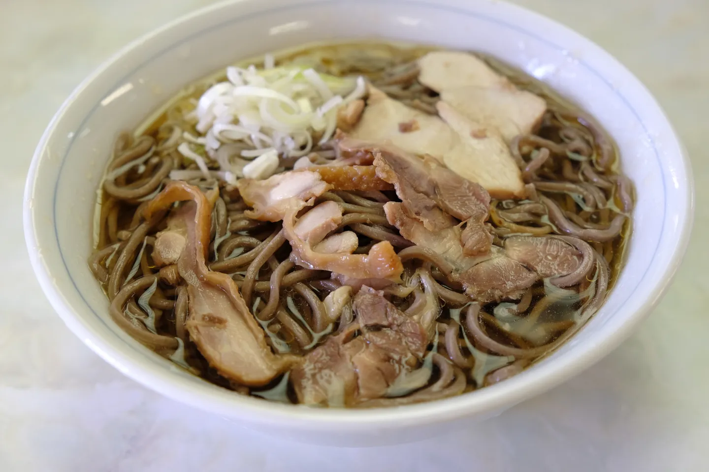 Niku soba: makaron z mięsem sfotografowany podczas wizyty w Yamaderze.