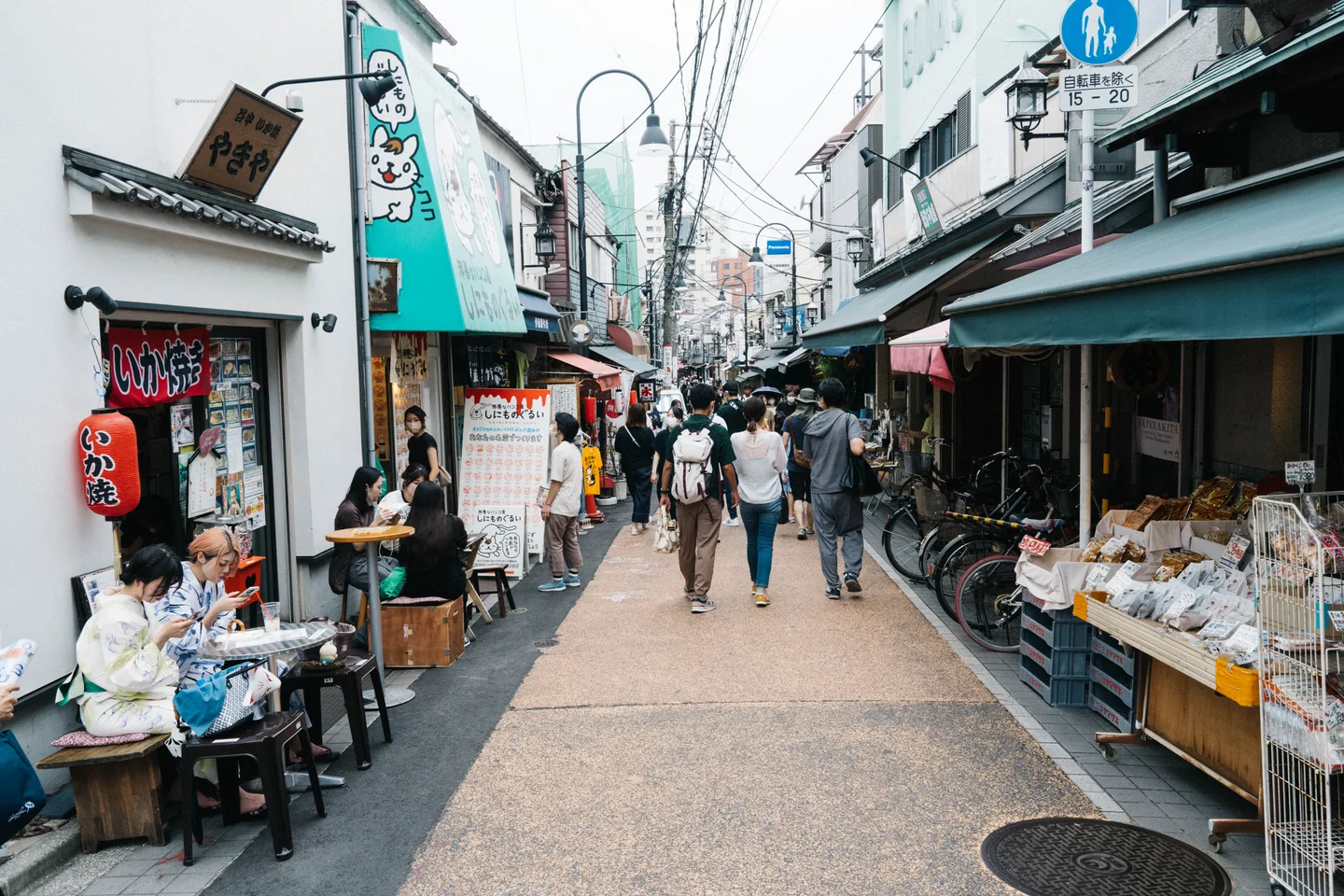 Nákupní ulice Yanaka Ginza v Tokiu.