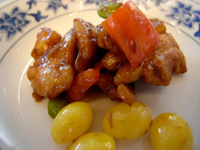 A Chinese-style dish with bite-sized pieces and vegetables in sauce, photographed in Yokohama.