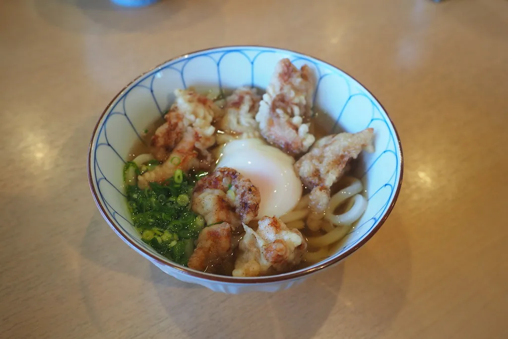 Udon cu tempura si ou fotografiat in Yufuin.