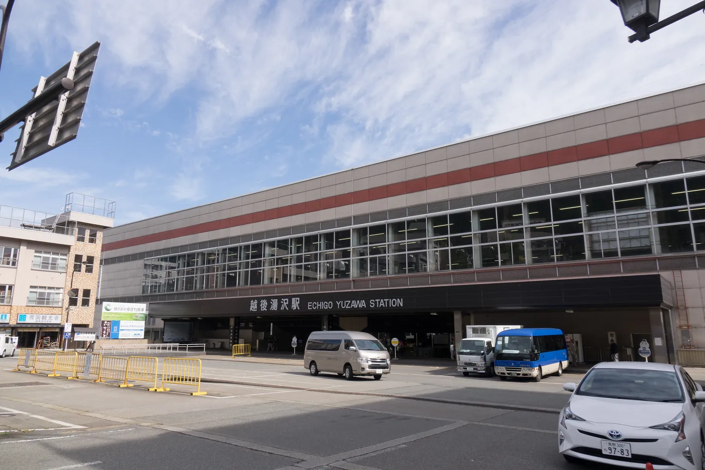Z zewnątrz stacja Echigo-Yuzawa.