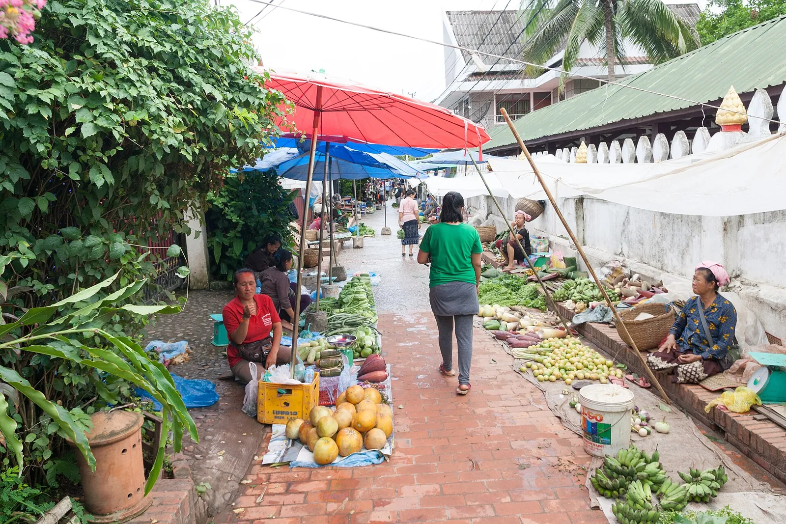 Ulička ranního trhu v Luang Prabangu