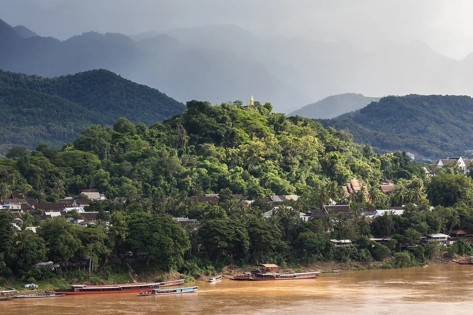 Vrch Phousi a Mekong v Luang Prabangu