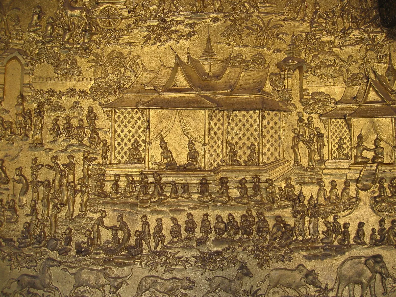 Zlacený reliéf ve Wat Mai v Luang Prabangu