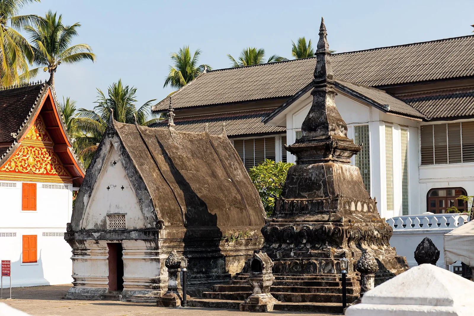 Svatyně v areálu Wat Mai v Luang Prabangu