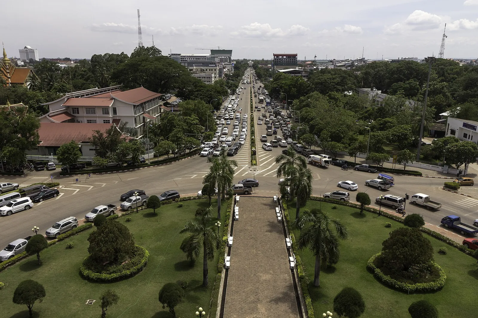 Široká třída lemovaná stromy při pohledu na jih z Patuxai ve Vientiane