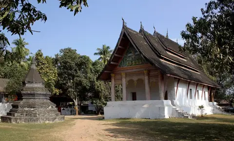 Síň a stúpa Wat Aham v Luang Prabangu
