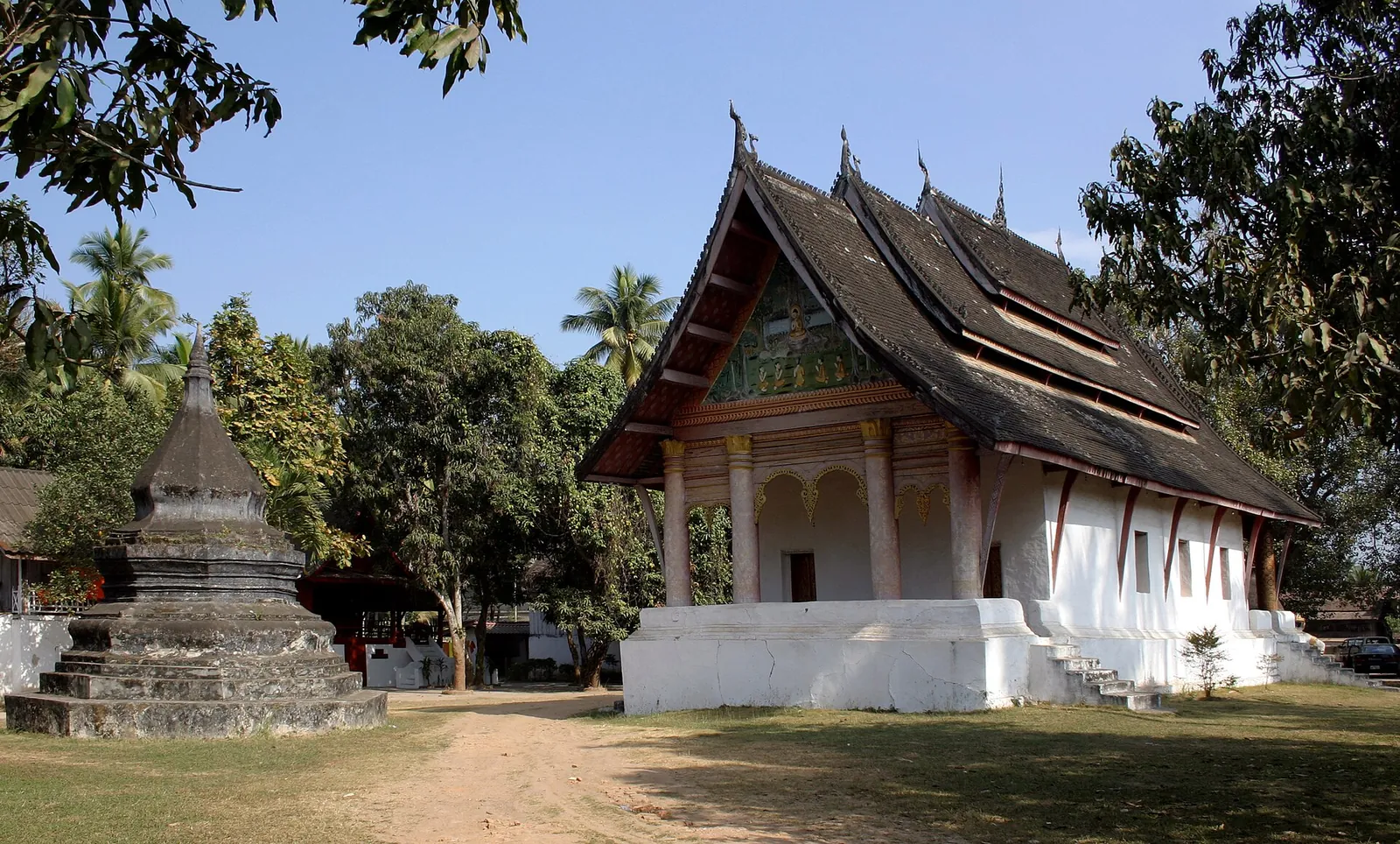Síň a stúpa Wat Aham v Luang Prabangu
