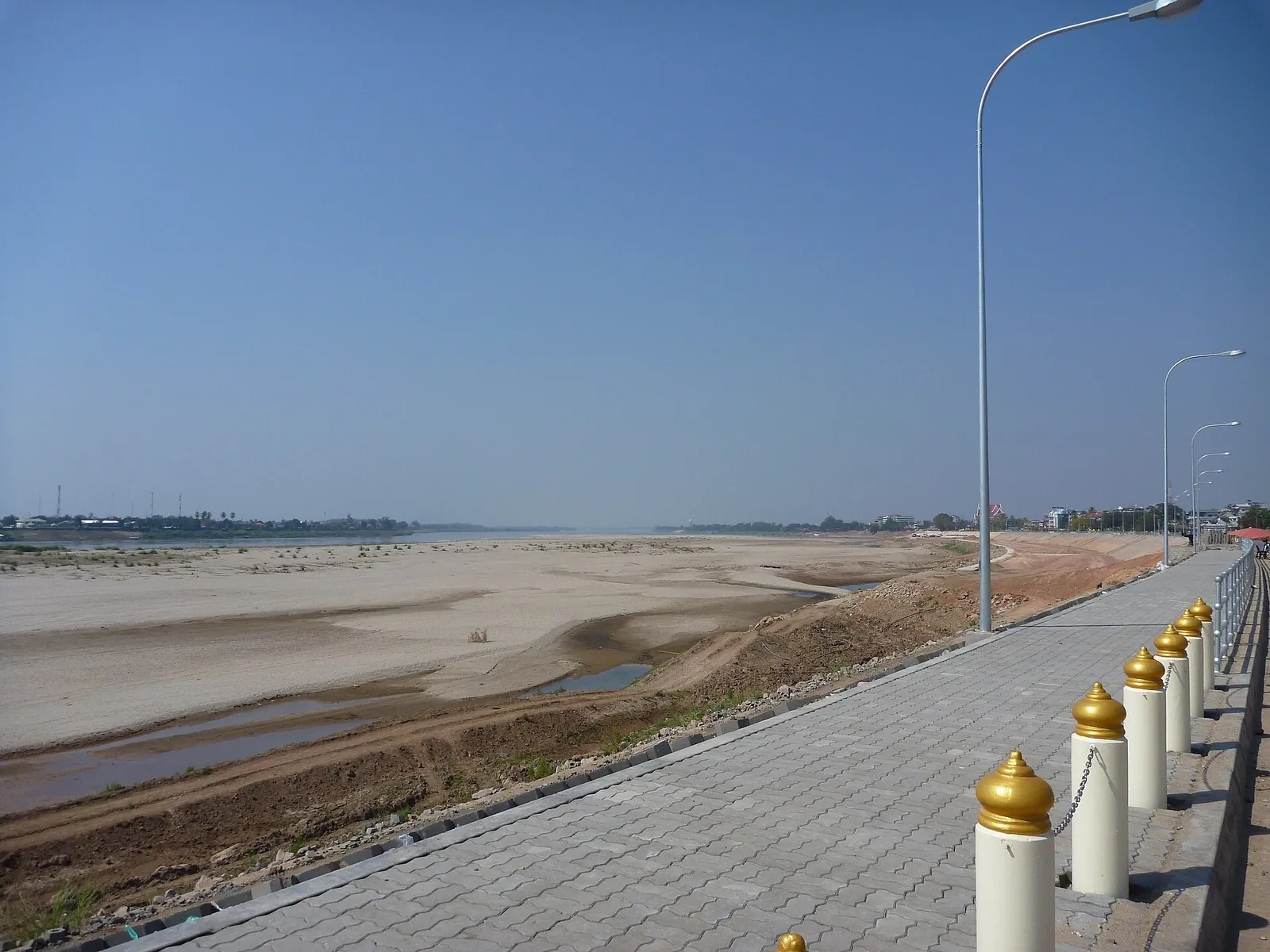 Promenáda u Mekongu ve Vientiane