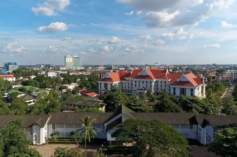 Střechy Vientiane při pohledu z Patuxai
