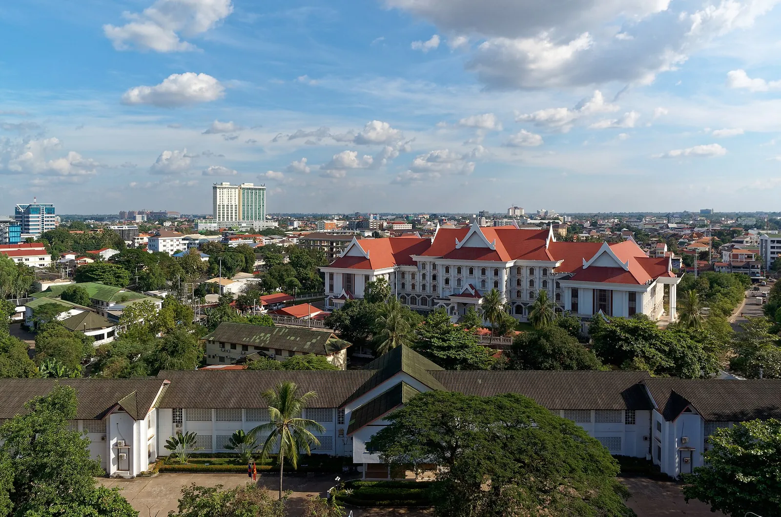 Střechy Vientiane při pohledu z Patuxai