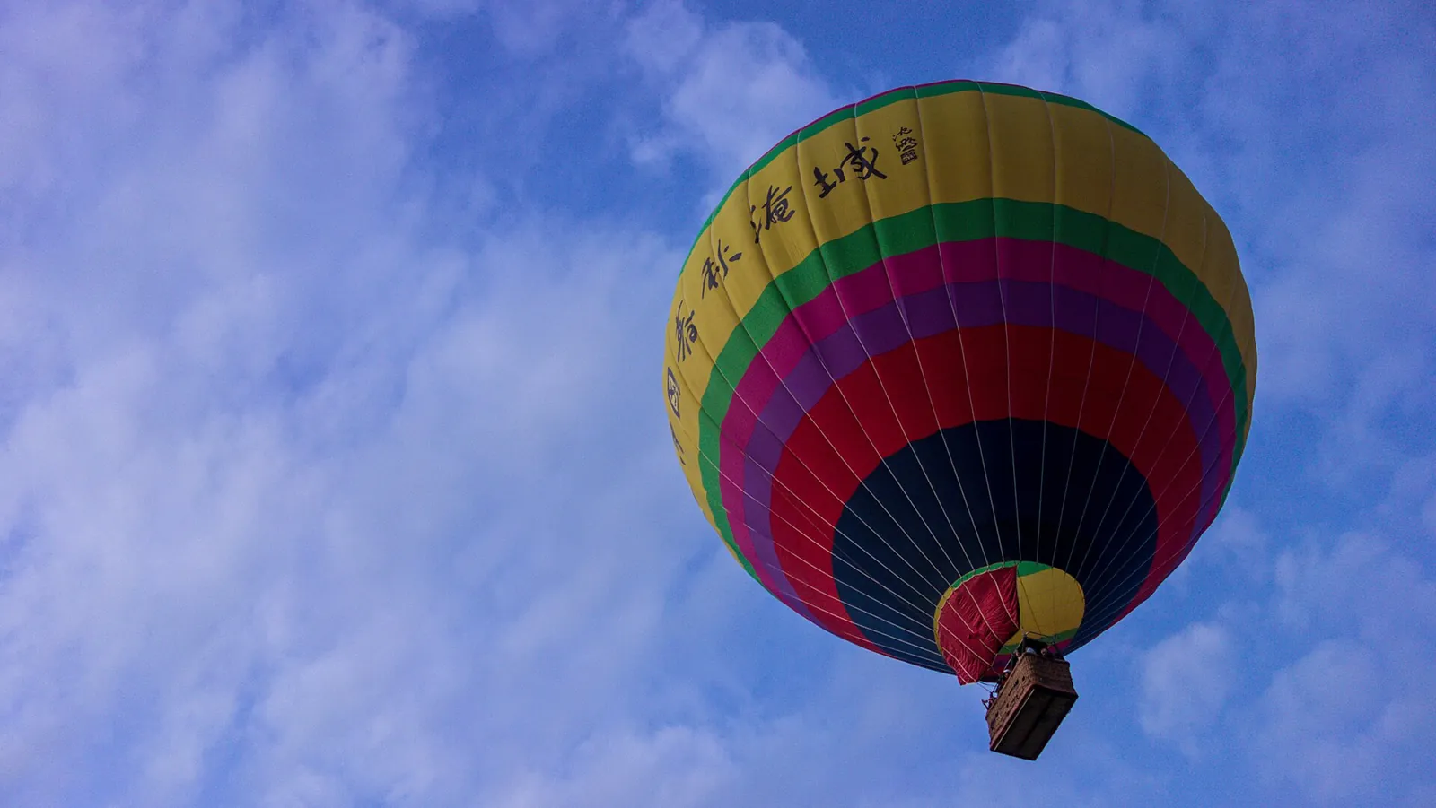 Horkovzdušný balon nad Vang Viengem