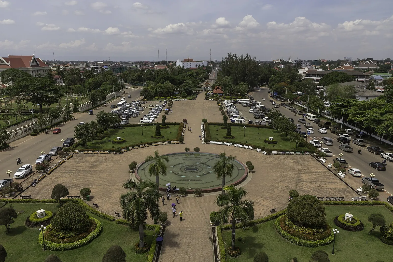 Park a fontána při pohledu z Patuxai ve Vientiane