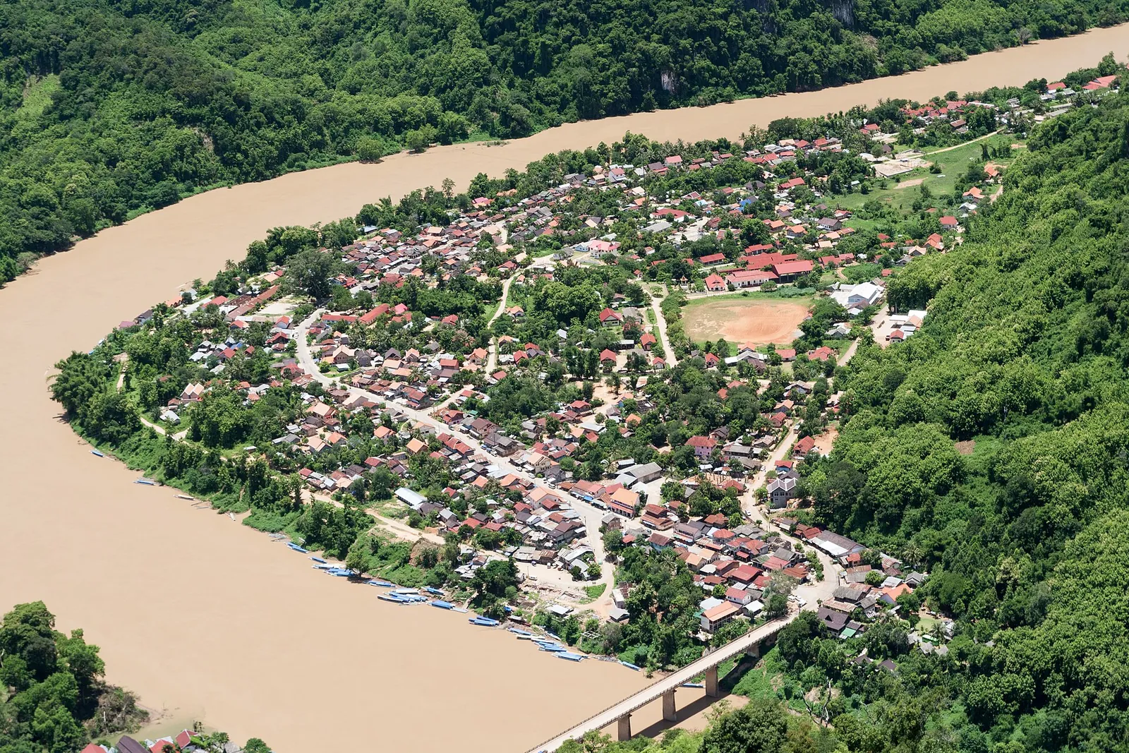 Městečko Nong Khiaw u zákrutu Nam Ou