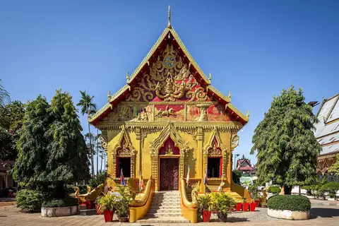 Zlaté průčelí Wat Luang v Pakse