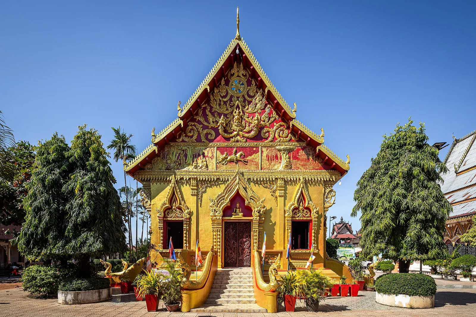 Zlaté průčelí Wat Luang v Pakse