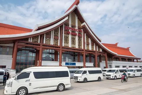 Nádraží Luang Prabang s vozidly před budovou