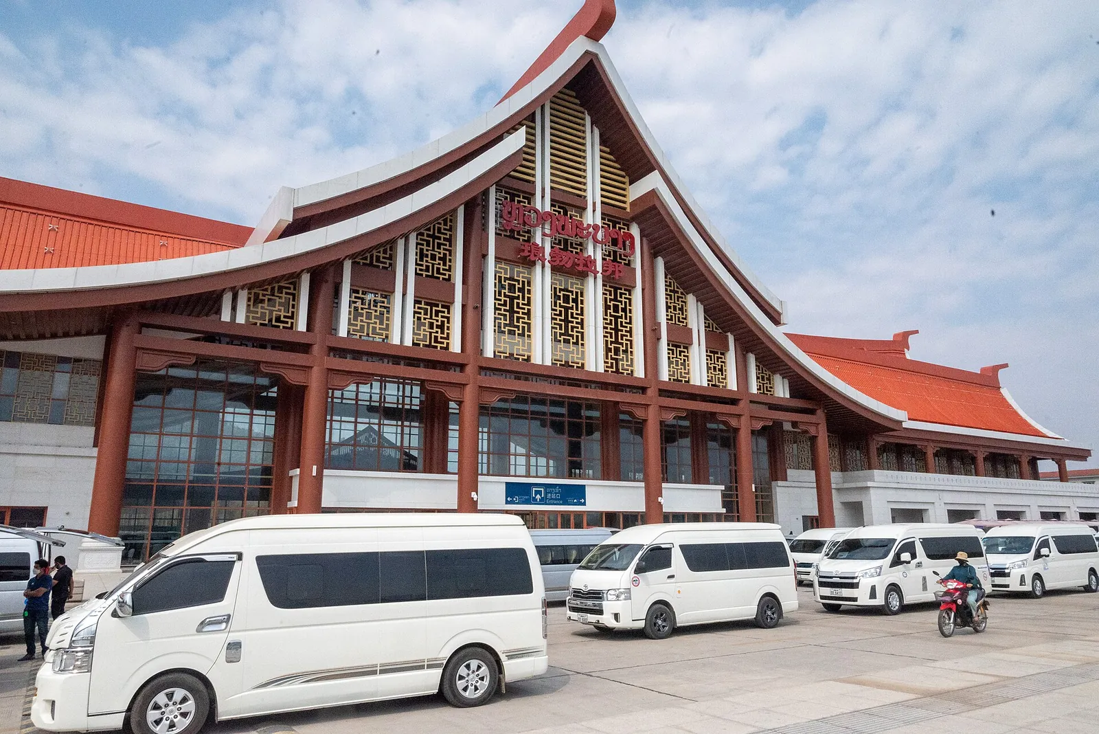 Nádraží Luang Prabang s vozidly před budovou