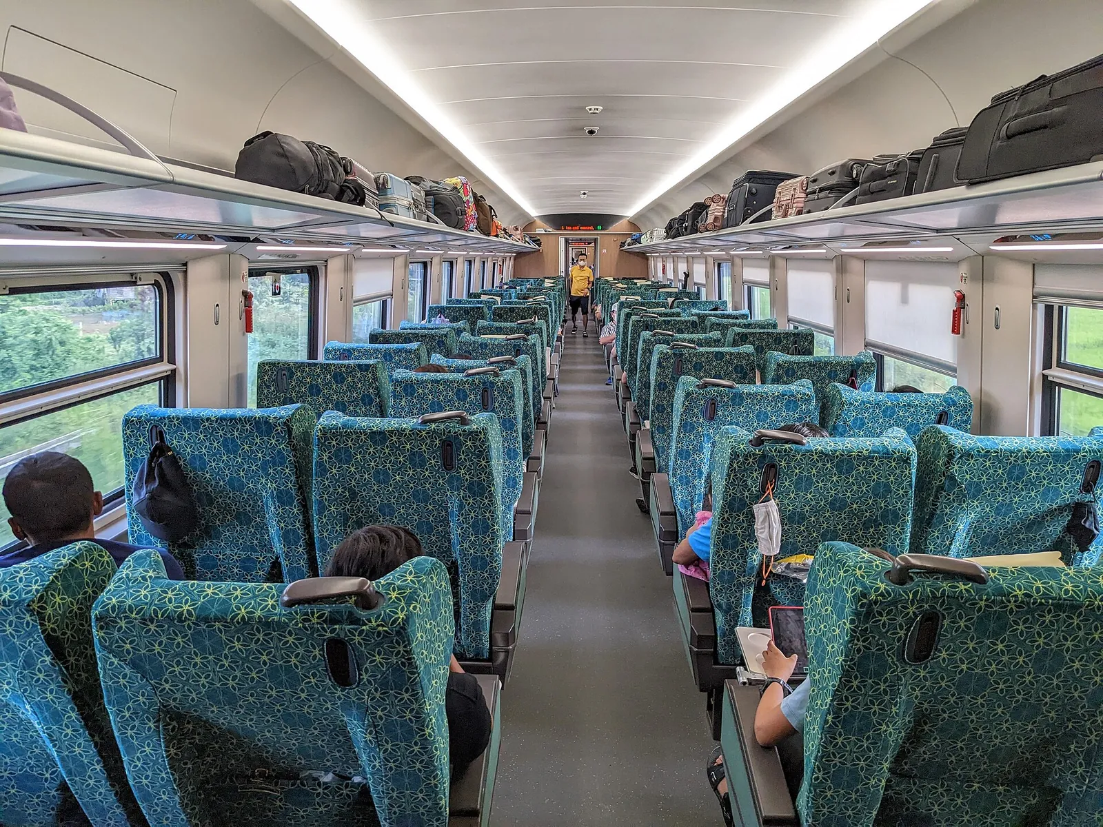 Sedadla první třídy ve vlaku Laos-China Railway