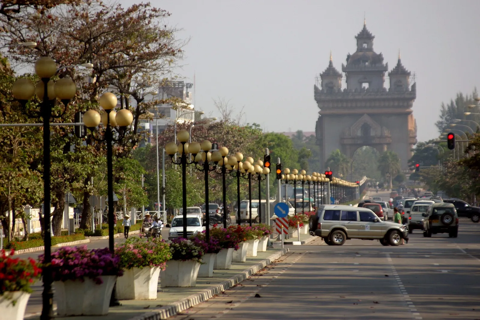 Avenida que conduce a Patuxai en Vientián