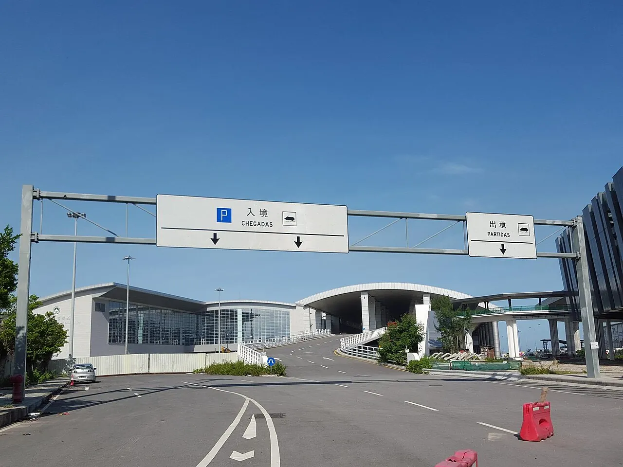 Indgangen til Taipa Ferry Terminal under en klar blå himmel