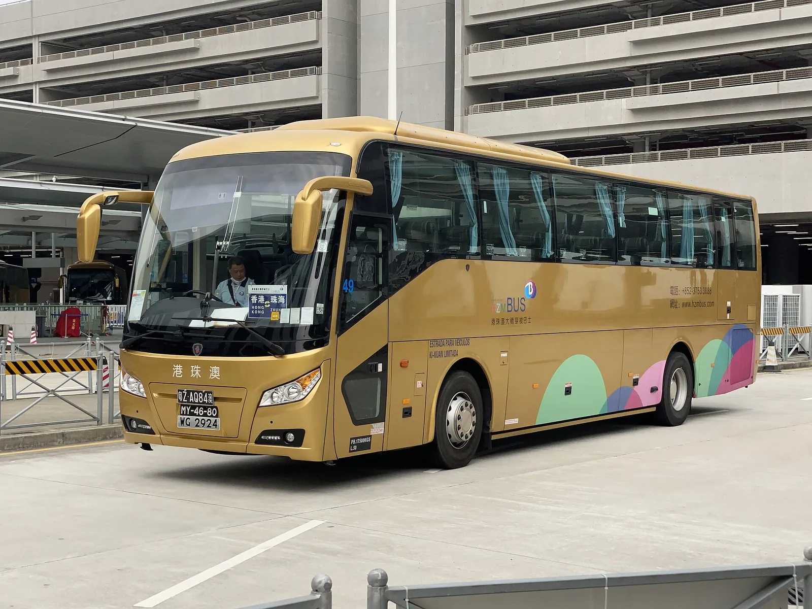 Gylden bus til HZMB-shuttlen ved siden af bygningen ved Macau-grænsehavnen