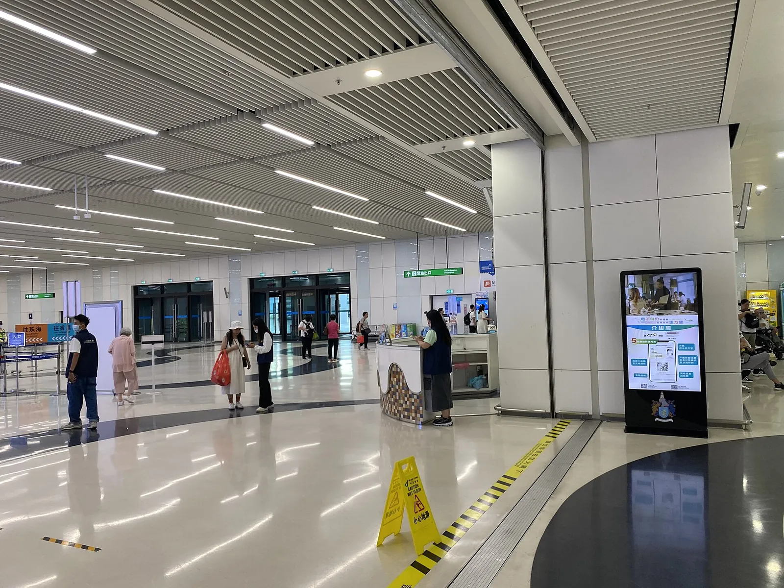 Lys passagerhal inde i HZMB’s Macau-grænsehavn