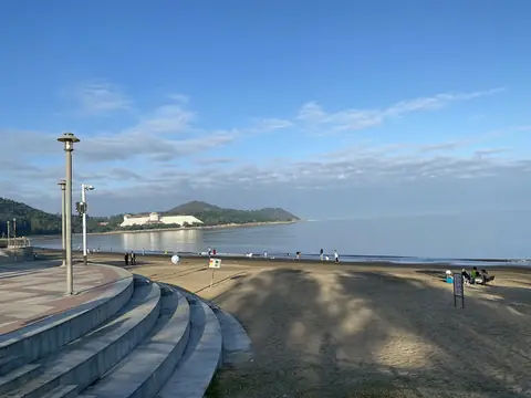 Zakřivená promenáda vedle pláže Hac Sa