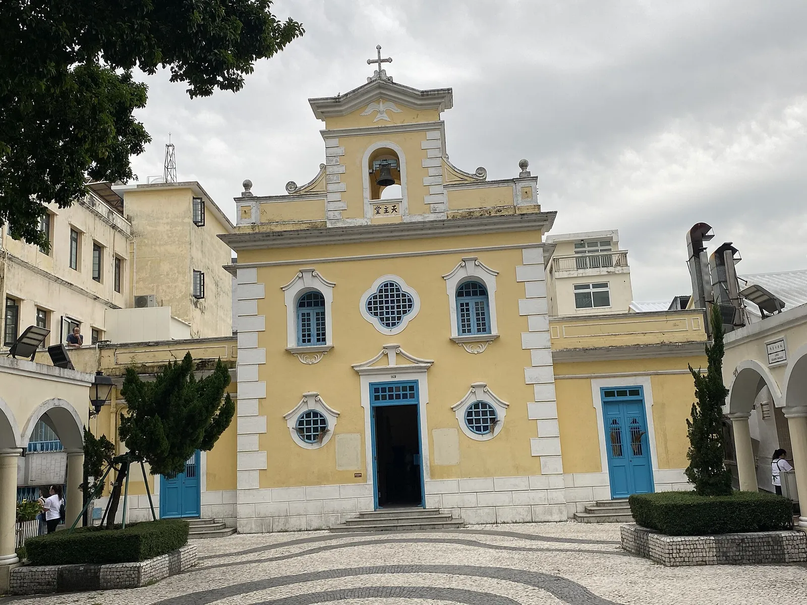 Žlutobílá kaple sv. Františka Xaverského v Coloane