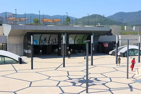 Vstup do stanice Barra a vzorované předpolí pod modrou oblohou