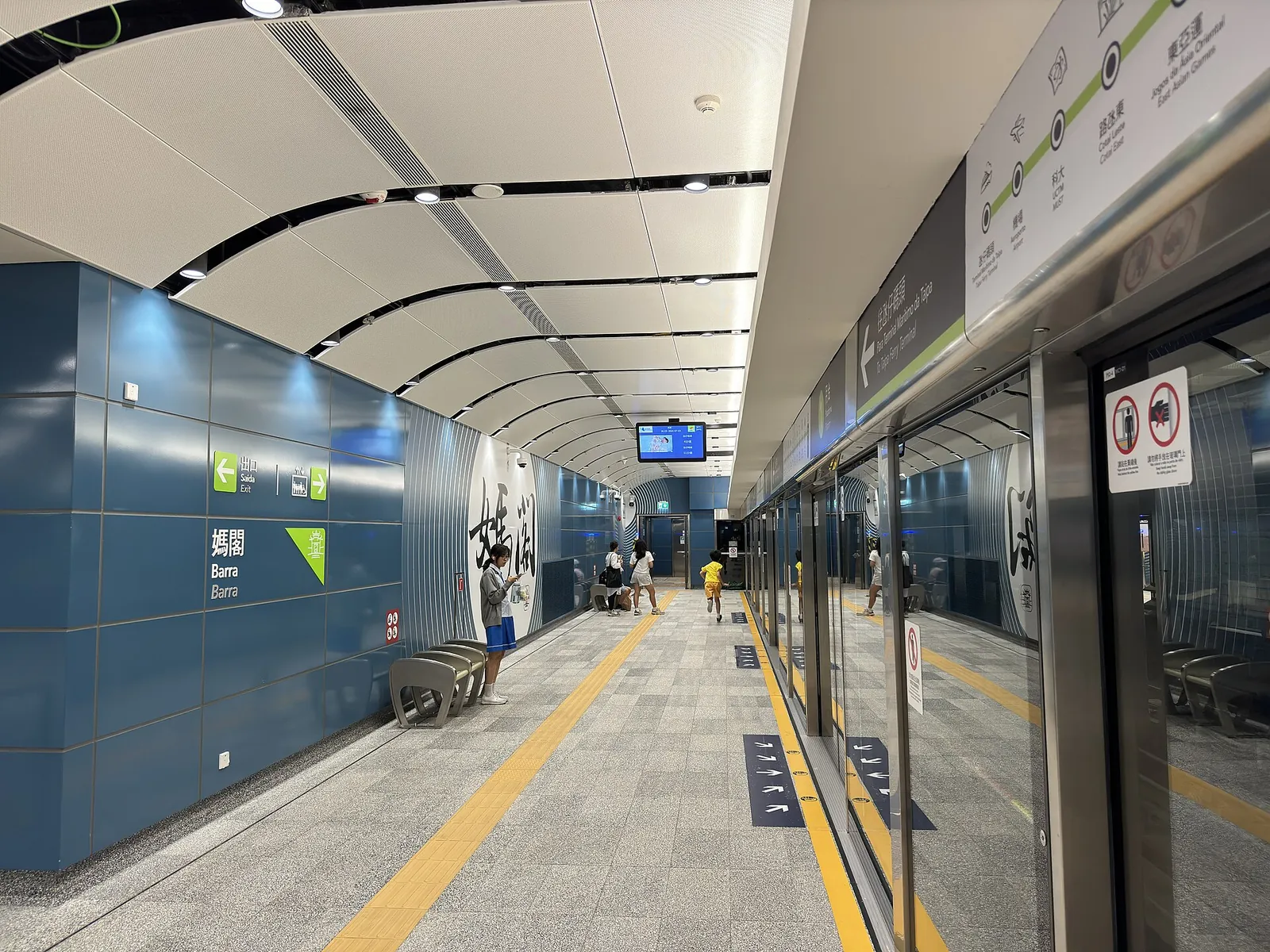 Nástupištní stěny s dveřmi a vlak LRT ve stanici Barra