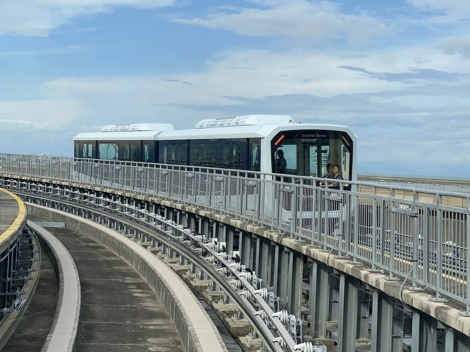 Vlak linky Taipa macajské LRT na zakřivené nadzemní dráze